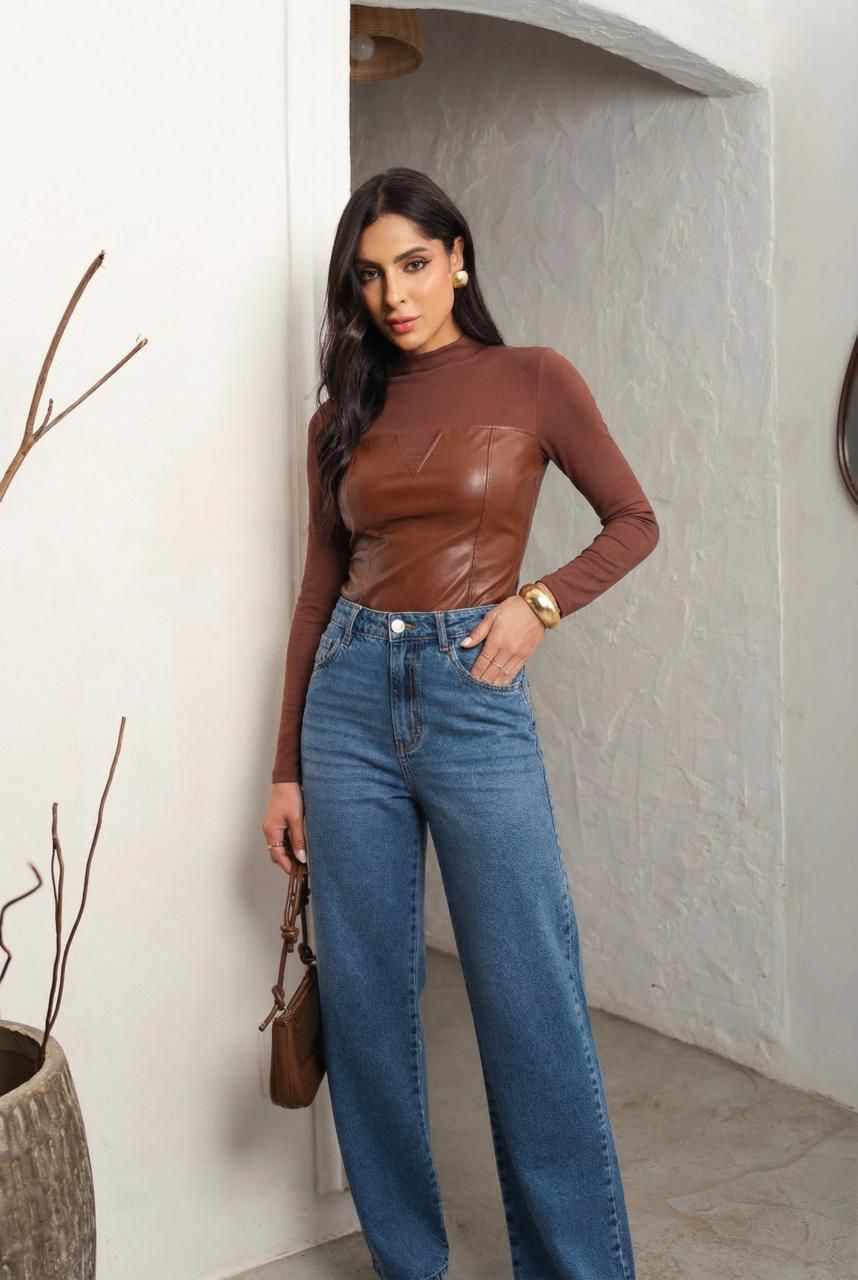 Blusa Malha com Recorte em Couro e Zíper Lateral