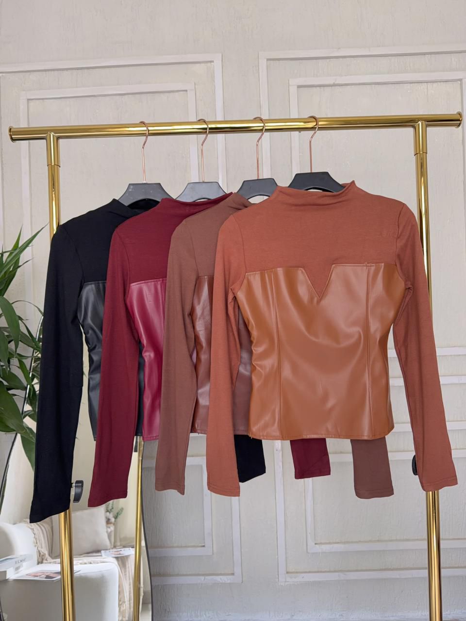 Blusa Malha com Recorte em Couro e Zíper Lateral