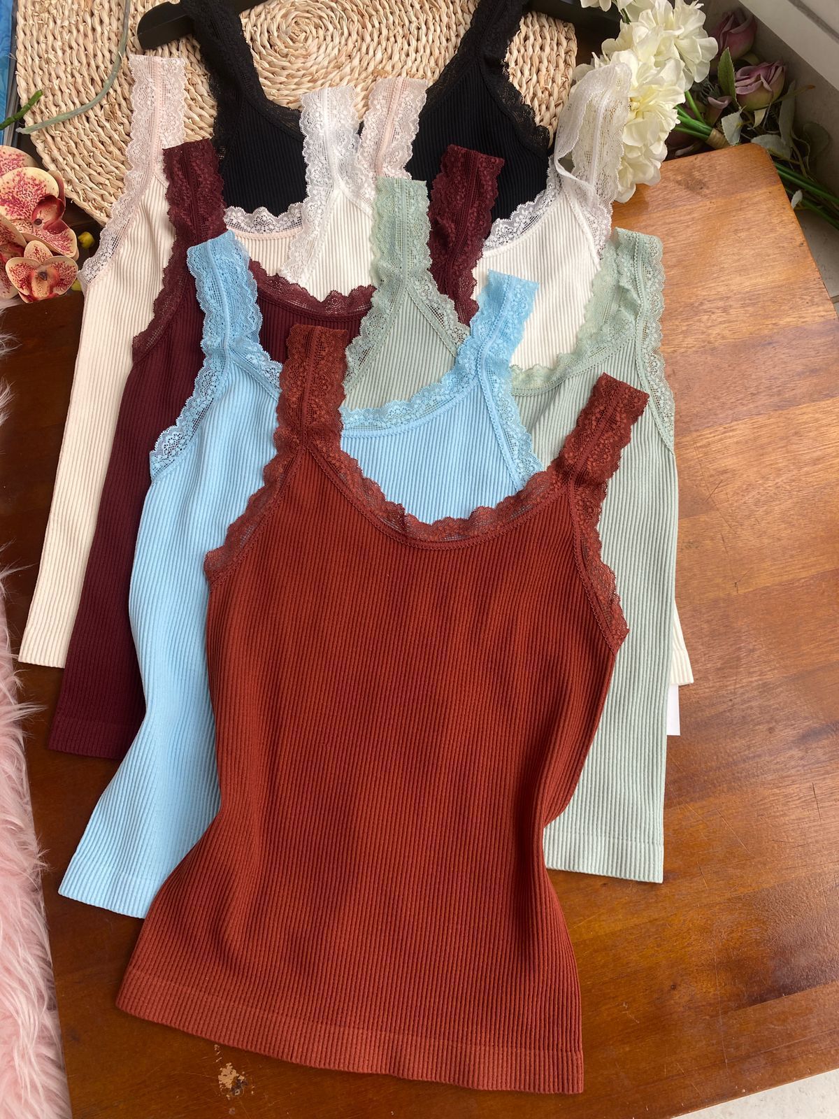 Regata com Alça em Renda e Elastano