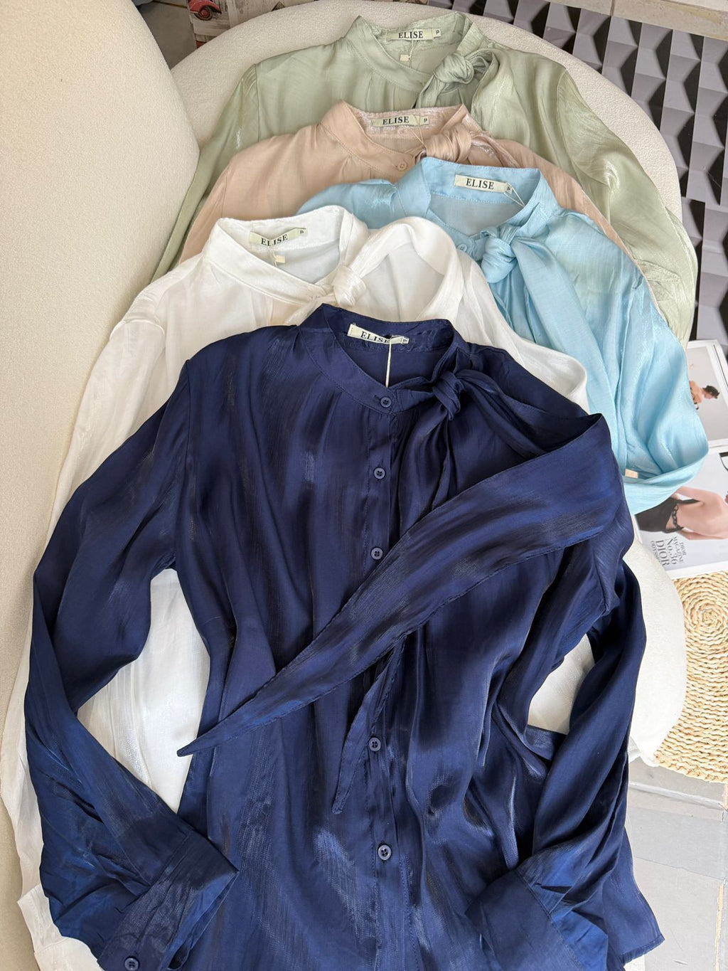 Blusa Acetinada com Laço e Botões