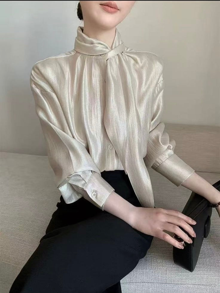 Blusa Acetinada com Laço e Botões